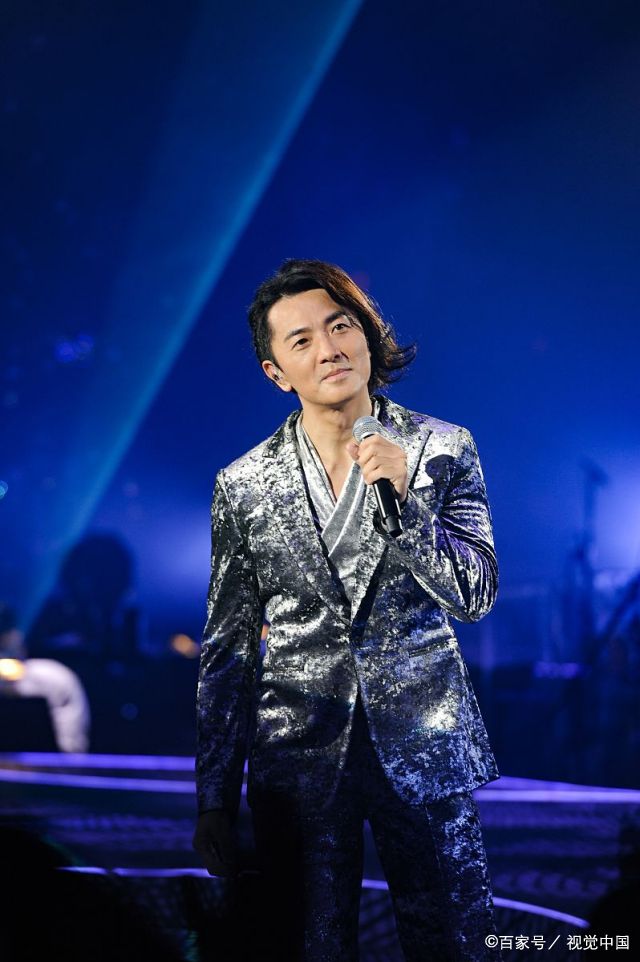 真不老男神!52岁郑伊健香港霸气开唱 古惑仔扮相肌肉惹眼吸睛